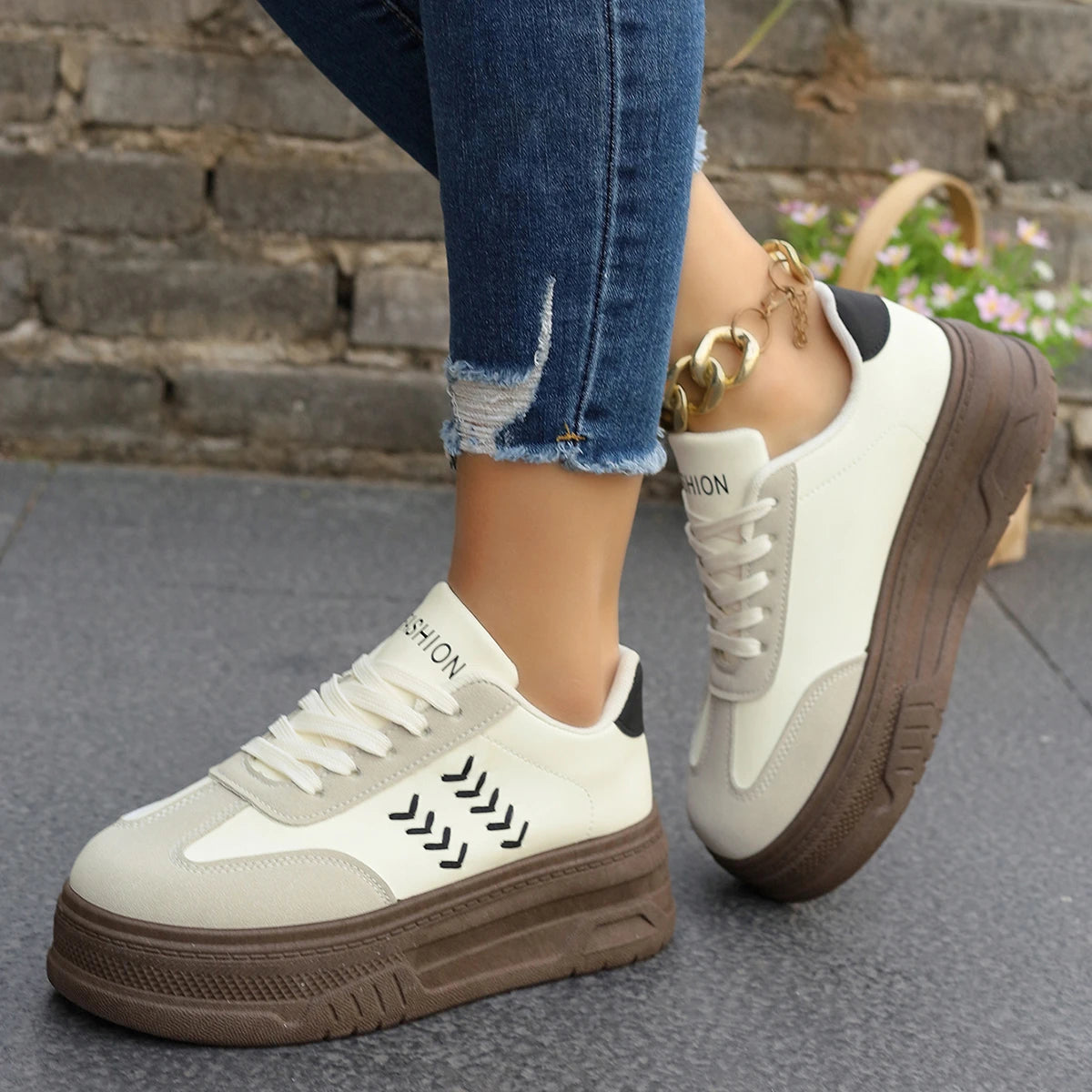 Ansoff women's sporty shoes with round toe, thick sole, slip-resistant design, suitable for work and leisure.